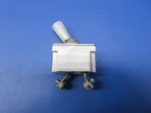 Mooney M20 / M20C Klixon Circuit Breaker P/N D7270-5-5 (1024-1319)